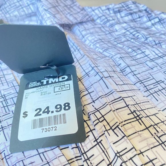 NWT AKA Short Sleeve Button Up Blouse Abstract Pattern Size Extra Small - Picture 4 of 6